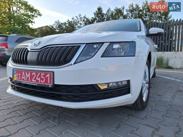 Белый Шкода Октавия, объемом двигателя 1.6 л и пробегом 254 тыс. км за 12400 $, фото 1 на Automoto.ua