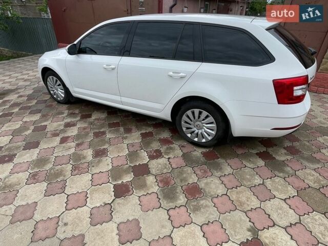 Белый Шкода Октавия, объемом двигателя 1.6 л и пробегом 186 тыс. км за 12000 $, фото 1 на Automoto.ua