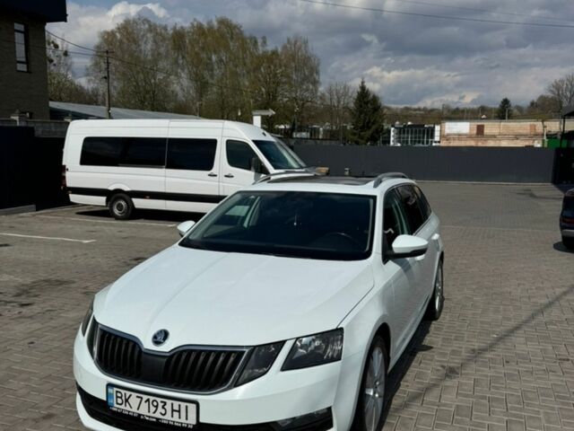 Білий Шкода Октавія, об'ємом двигуна 1.6 л та пробігом 314 тис. км за 11500 $, фото 1 на Automoto.ua