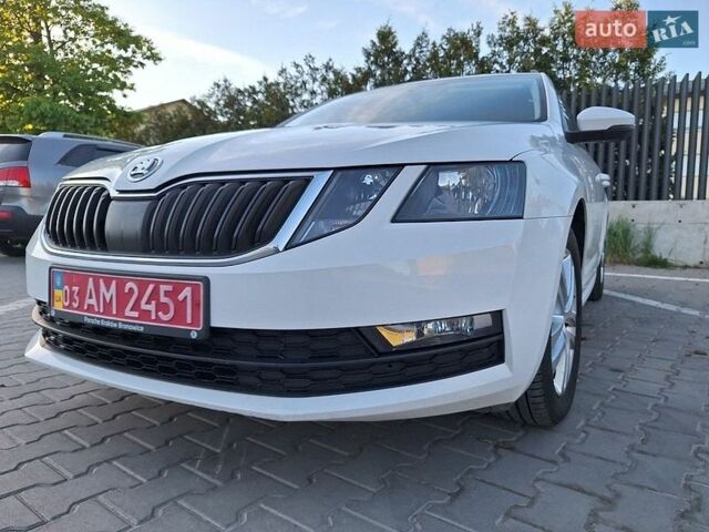 Белый Шкода Октавия, объемом двигателя 1.6 л и пробегом 254 тыс. км за 11200 $, фото 1 на Automoto.ua