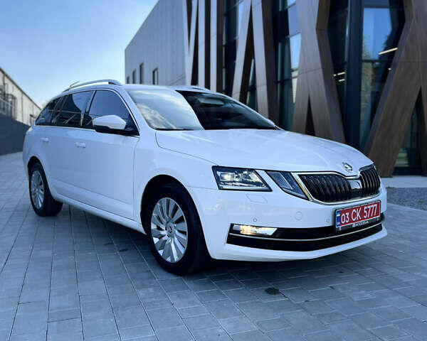 Белый Шкода Октавия, объемом двигателя 1.97 л и пробегом 240 тыс. км за 15999 $, фото 1 на Automoto.ua