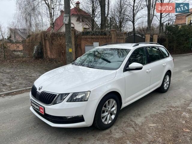 Белый Шкода Октавия, объемом двигателя 1.6 л и пробегом 306 тыс. км за 15490 $, фото 1 на Automoto.ua