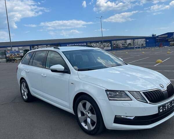 Белый Шкода Октавия, объемом двигателя 2 л и пробегом 220 тыс. км за 16200 $, фото 1 на Automoto.ua