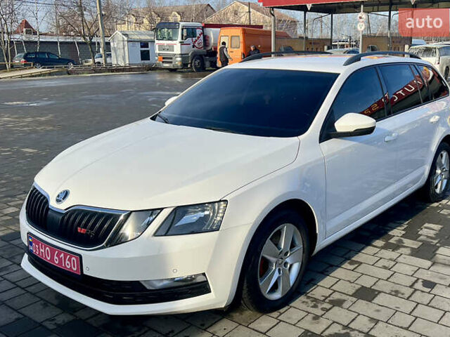 Белый Шкода Октавия, объемом двигателя 2.01 л и пробегом 246 тыс. км за 13500 $, фото 1 на Automoto.ua