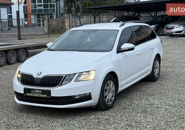 Белый Шкода Октавия, объемом двигателя 1.6 л и пробегом 290 тыс. км за 10999 $, фото 1 на Automoto.ua