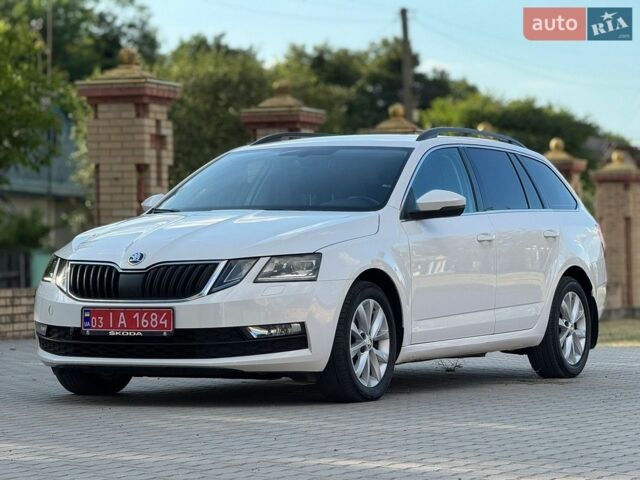 Белый Шкода Октавия, объемом двигателя 2 л и пробегом 213 тыс. км за 15950 $, фото 1 на Automoto.ua