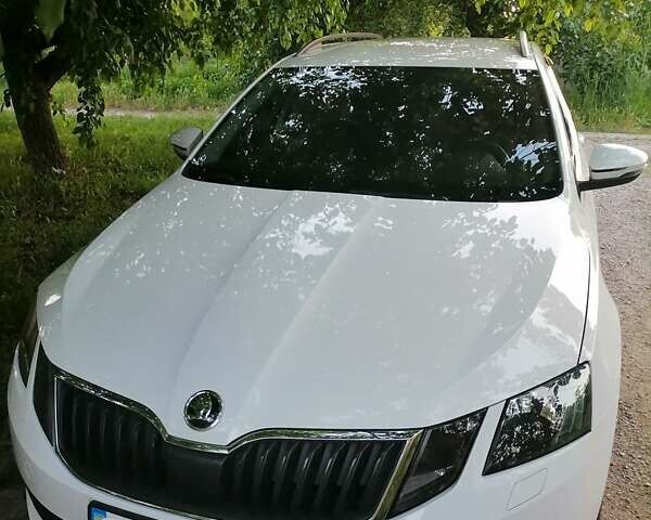 Білий Шкода Октавія, об'ємом двигуна 1.6 л та пробігом 183 тис. км за 13400 $, фото 1 на Automoto.ua