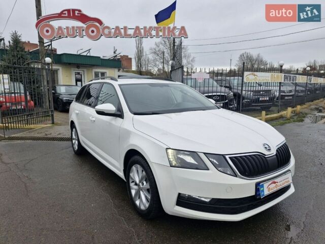 Білий Шкода Октавія, об'ємом двигуна 1.6 л та пробігом 239 тис. км за 13599 $, фото 1 на Automoto.ua