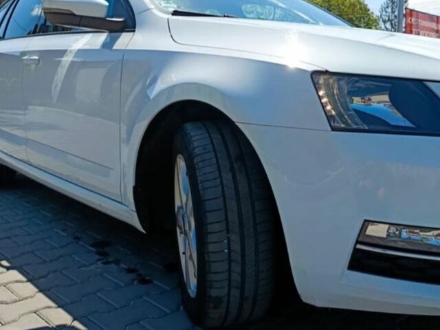 Белый Шкода Октавия, объемом двигателя 2 л и пробегом 245 тыс. км за 14200 $, фото 1 на Automoto.ua