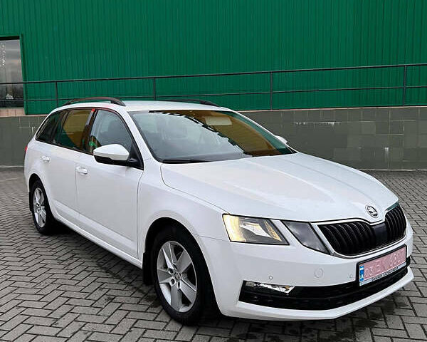 Білий Шкода Октавія, об'ємом двигуна 1.6 л та пробігом 263 тис. км за 12900 $, фото 1 на Automoto.ua