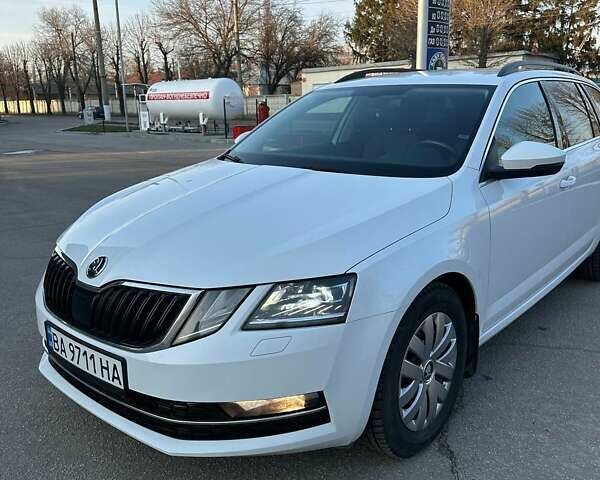 Белый Шкода Октавия, объемом двигателя 2 л и пробегом 228 тыс. км за 17900 $, фото 1 на Automoto.ua