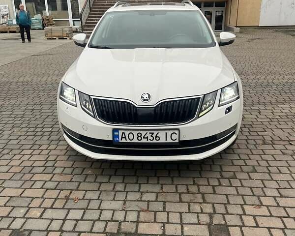 Белый Шкода Октавия, объемом двигателя 1.6 л и пробегом 257 тыс. км за 12970 $, фото 1 на Automoto.ua