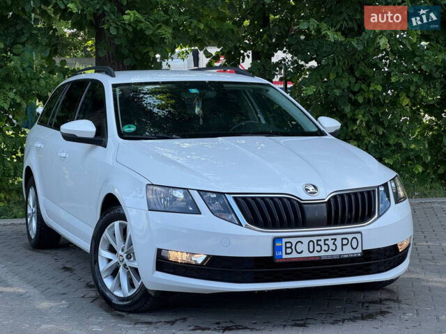 Белый Шкода Октавия, объемом двигателя 2 л и пробегом 229 тыс. км за 15000 $, фото 1 на Automoto.ua