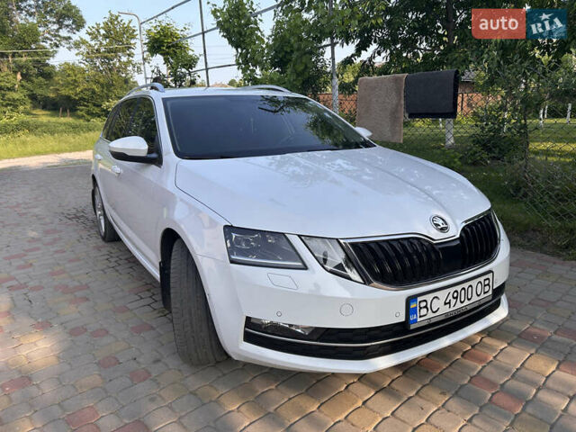 Белый Шкода Октавия, объемом двигателя 1.6 л и пробегом 239 тыс. км за 15000 $, фото 1 на Automoto.ua