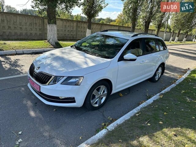 Белый Шкода Октавия, объемом двигателя 1.6 л и пробегом 170 тыс. км за 12900 $, фото 1 на Automoto.ua