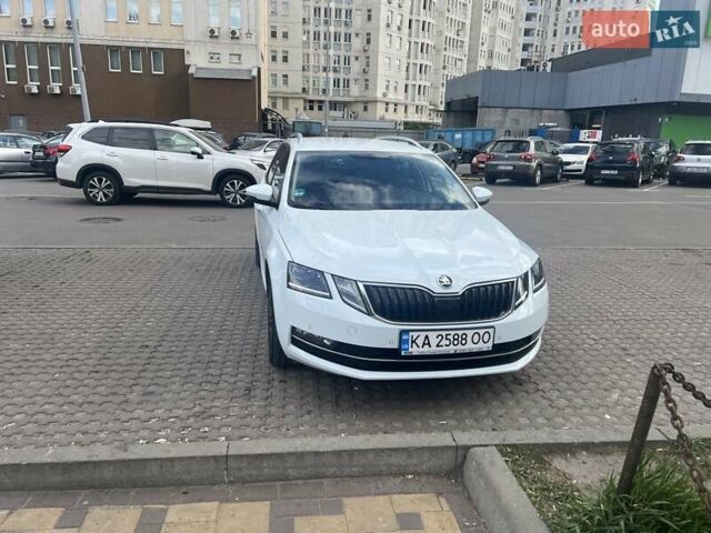 Белый Шкода Октавия, объемом двигателя 1.5 л и пробегом 220 тыс. км за 14500 $, фото 1 на Automoto.ua