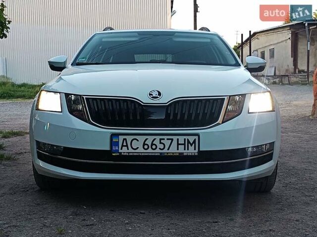 Белый Шкода Октавия, объемом двигателя 1.97 л и пробегом 229 тыс. км за 15400 $, фото 1 на Automoto.ua