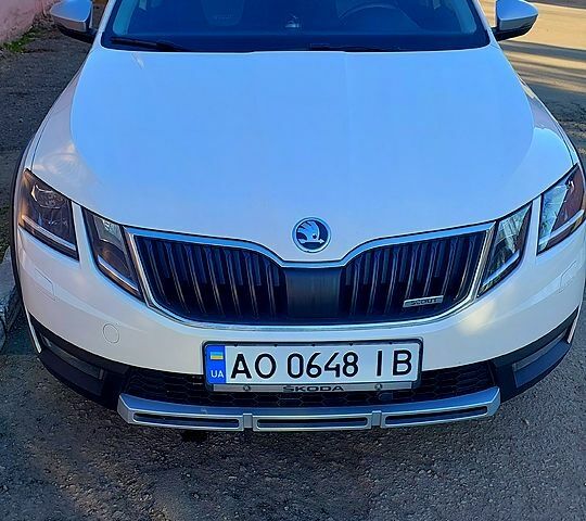 Белый Шкода Октавия, объемом двигателя 2 л и пробегом 240 тыс. км за 20000 $, фото 1 на Automoto.ua