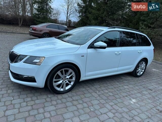 Белый Шкода Октавия, объемом двигателя 2 л и пробегом 219 тыс. км за 14200 $, фото 1 на Automoto.ua