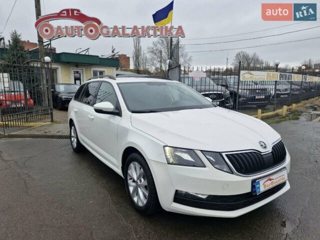 Белый Шкода Октавия, объемом двигателя 1.6 л и пробегом 239 тыс. км за 13599 $, фото 1 на Automoto.ua