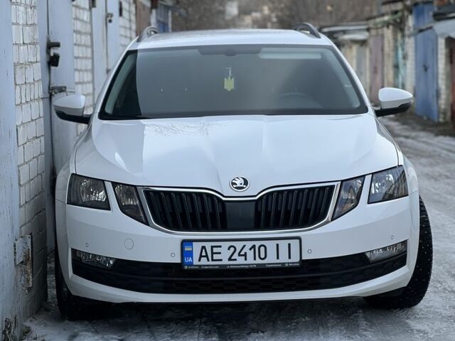 Белый Шкода Октавия, объемом двигателя 2 л и пробегом 282 тыс. км за 13500 $, фото 1 на Automoto.ua