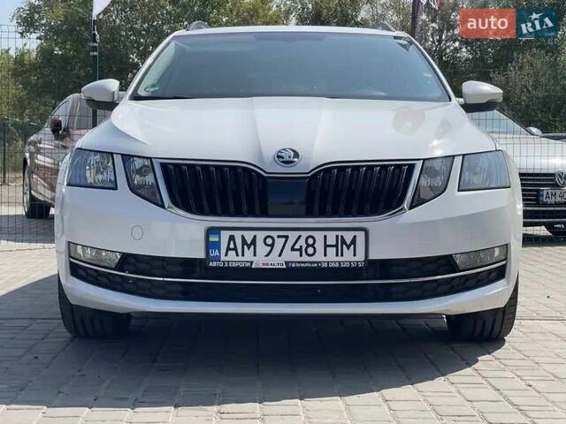 Белый Шкода Октавия, объемом двигателя 1.6 л и пробегом 235 тыс. км за 13999 $, фото 1 на Automoto.ua