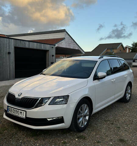 Белый Шкода Октавия, объемом двигателя 1.6 л и пробегом 262 тыс. км за 15500 $, фото 1 на Automoto.ua