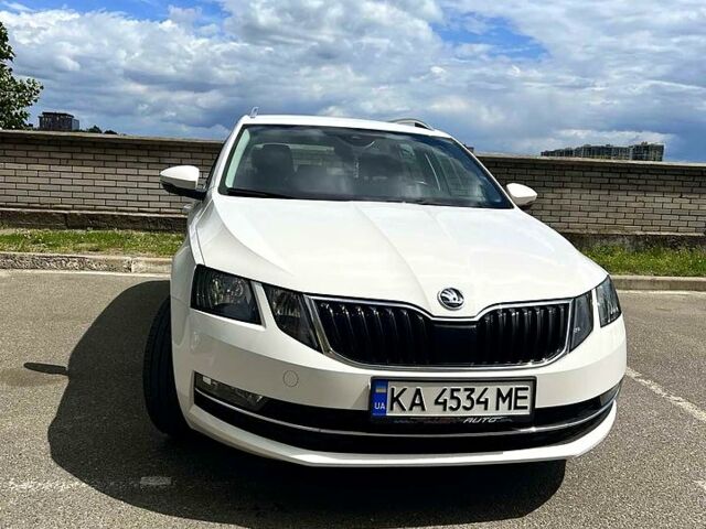 Білий Шкода Октавія, об'ємом двигуна 1.6 л та пробігом 317 тис. км за 10900 $, фото 1 на Automoto.ua