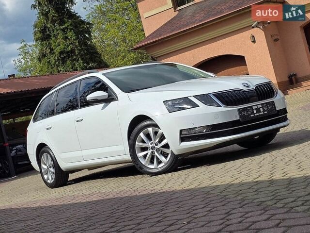 Белый Шкода Октавия, объемом двигателя 2 л и пробегом 237 тыс. км за 14500 $, фото 1 на Automoto.ua