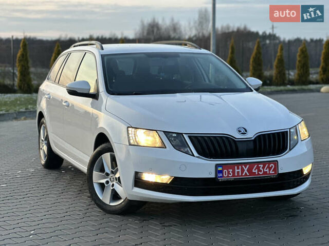 Білий Шкода Октавія, об'ємом двигуна 2 л та пробігом 217 тис. км за 14499 $, фото 1 на Automoto.ua