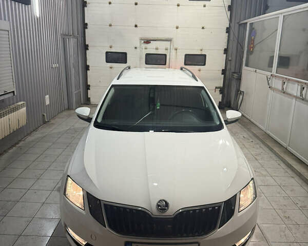 Белый Шкода Октавия, объемом двигателя 1.6 л и пробегом 210 тыс. км за 15500 $, фото 1 на Automoto.ua