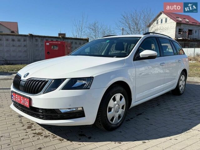 Белый Шкода Октавия, объемом двигателя 1.6 л и пробегом 186 тыс. км за 16000 $, фото 1 на Automoto.ua