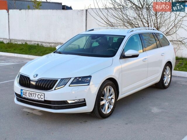 Белый Шкода Октавия, объемом двигателя 2 л и пробегом 207 тыс. км за 17799 $, фото 1 на Automoto.ua