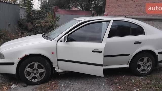 Белый Шкода Октавия, объемом двигателя 1.8 л и пробегом 217 тыс. км за 3000 $, фото 1 на Automoto.ua