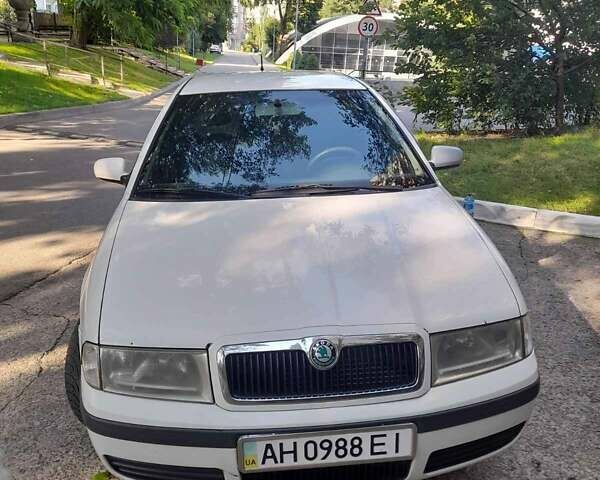 Белый Шкода Октавия, объемом двигателя 1.6 л и пробегом 400 тыс. км за 4500 $, фото 1 на Automoto.ua