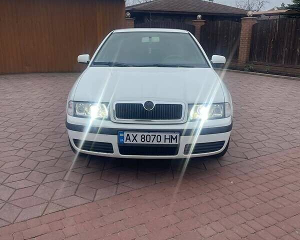 Білий Шкода Октавія, об'ємом двигуна 1.6 л та пробігом 300 тис. км за 5450 $, фото 1 на Automoto.ua