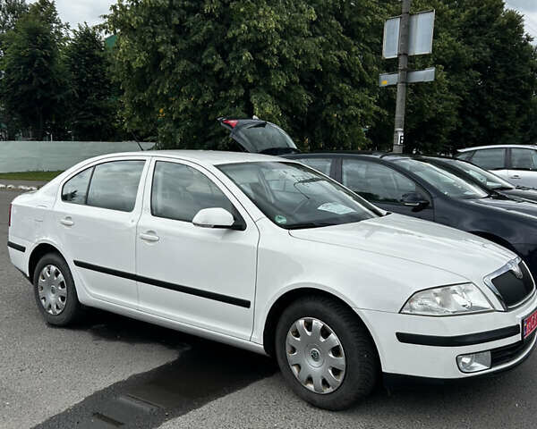 Белый Шкода Октавия, объемом двигателя 1.6 л и пробегом 185 тыс. км за 7800 $, фото 1 на Automoto.ua