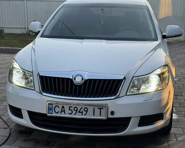 Белый Шкода Октавия, объемом двигателя 1.6 л и пробегом 262 тыс. км за 8500 $, фото 1 на Automoto.ua