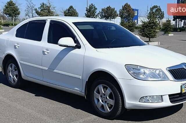 Белый Шкода Октавия, объемом двигателя 1.59 л и пробегом 216 тыс. км за 8500 $, фото 1 на Automoto.ua