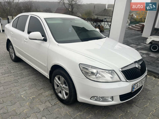 Белый Шкода Октавия, объемом двигателя 1.6 л и пробегом 235 тыс. км за 6900 $, фото 1 на Automoto.ua