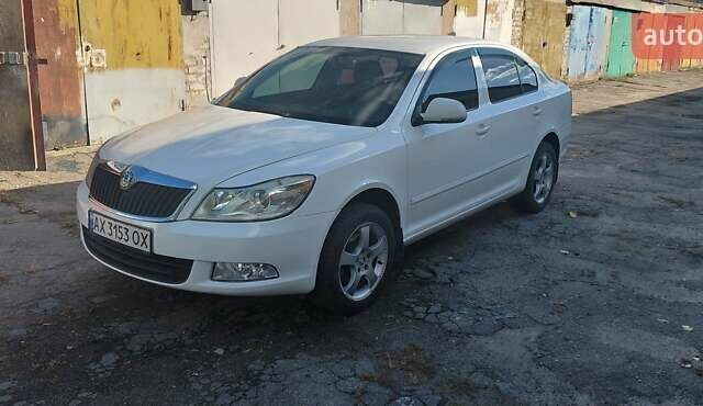 Белый Шкода Октавия, объемом двигателя 1.6 л и пробегом 250 тыс. км за 6500 $, фото 1 на Automoto.ua