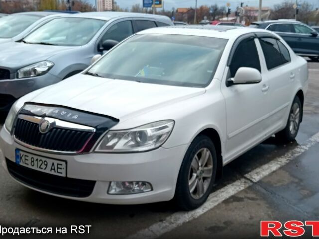 Белый Шкода Октавия, объемом двигателя 2 л и пробегом 300 тыс. км за 8000 $, фото 1 на Automoto.ua