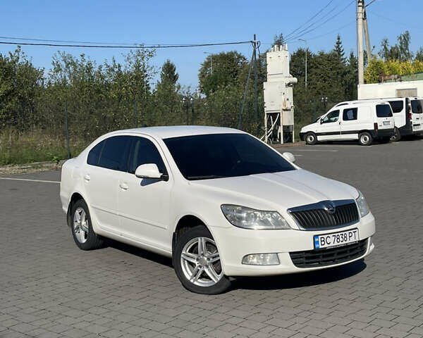 Белый Шкода Октавия, объемом двигателя 1.6 л и пробегом 230 тыс. км за 7199 $, фото 1 на Automoto.ua