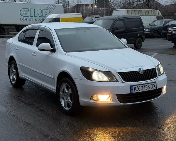 Білий Шкода Октавія, об'ємом двигуна 1.6 л та пробігом 251 тис. км за 5999 $, фото 1 на Automoto.ua