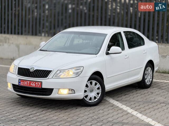Белый Шкода Октавия, объемом двигателя 1.6 л и пробегом 239 тыс. км за 7999 $, фото 1 на Automoto.ua