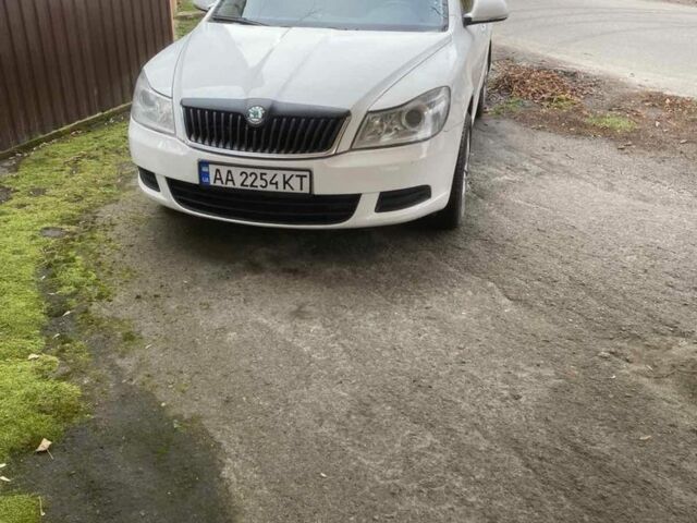 Белый Шкода Октавия, объемом двигателя 2 л и пробегом 190 тыс. км за 8200 $, фото 1 на Automoto.ua