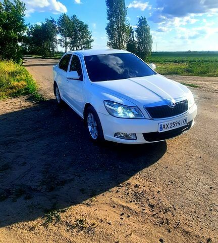 Белый Шкода Октавия, объемом двигателя 1.6 л и пробегом 300 тыс. км за 7600 $, фото 1 на Automoto.ua