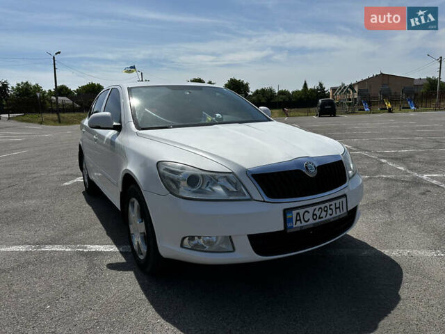 Белый Шкода Октавия, объемом двигателя 1.6 л и пробегом 213 тыс. км за 8300 $, фото 1 на Automoto.ua