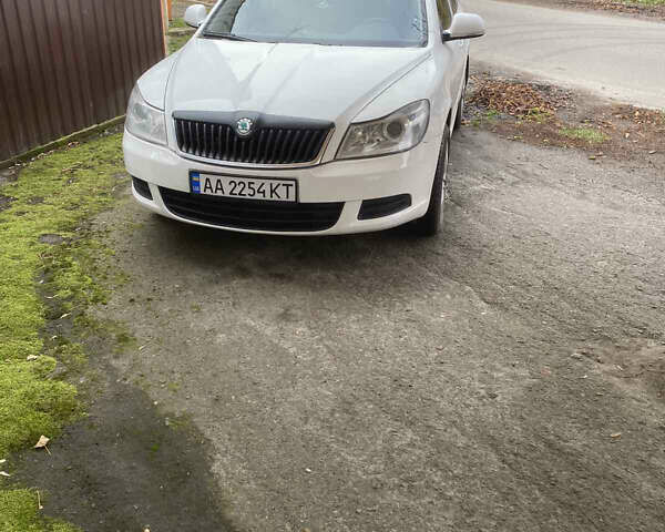 Білий Шкода Октавія, об'ємом двигуна 1.97 л та пробігом 307 тис. км за 8200 $, фото 1 на Automoto.ua