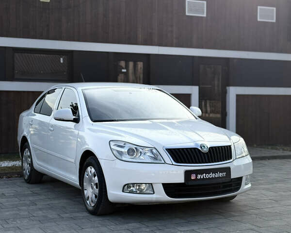 Белый Шкода Октавия, объемом двигателя 1.6 л и пробегом 212 тыс. км за 7800 $, фото 1 на Automoto.ua